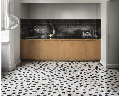 Kuchyně s mozaikovou podlahou, dřevěnou skříňkou a černou pracovní deskou