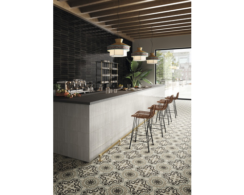Zařízení s dlažbou se vzorovaným designem, bar s barovými stoličkami a obkládačkami
