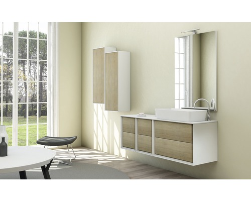 Světlá koupelna s umyvadlem, zrcadlem, spodní skříňkou a vysokými skříňkami