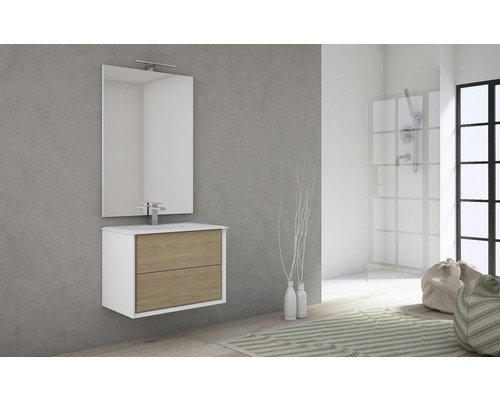 Koupelna s umyvadlovou skříňkou, zrcadlem a sprchou