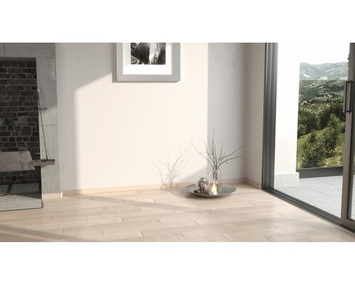 Interiér s dřevěnou podlahou, krbem a okenní stěnou