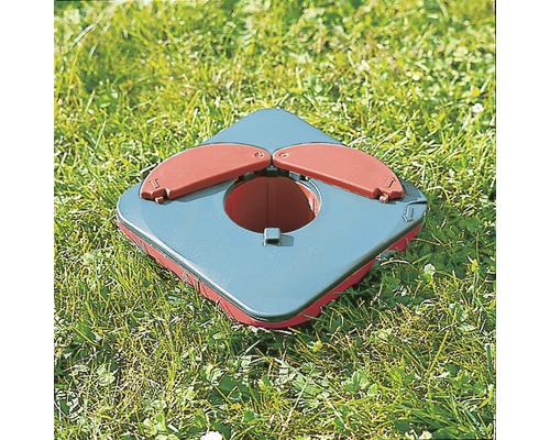 Plastové pouzdro do země s odklápěcím víkem na trávníku