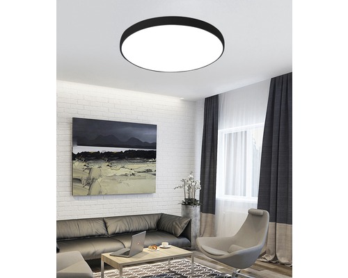 LED stropní svítidlo Top Light 60 W 6000 lm 3000-6500 K černé s dálkovým ovládáním Obývací pokoj s kulatým LED stropním svítidlem, pohovkou, křeslem, stolem a dekorací
