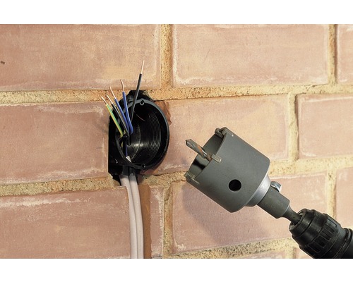 Instalace krabice zařízení do cihlové zdi pomocí děrovky