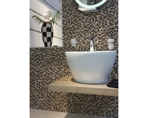 Koupelna s mozaikovými obklady, umyvadlem a umyvadlovou mísou