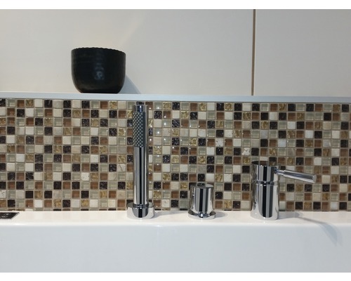 Vanová baterie s ruční sprchou před mozaikovými obklady