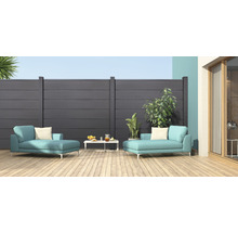 Terasa s šedým WPC plotem, dvěma lehátky a odkládacím stolkem