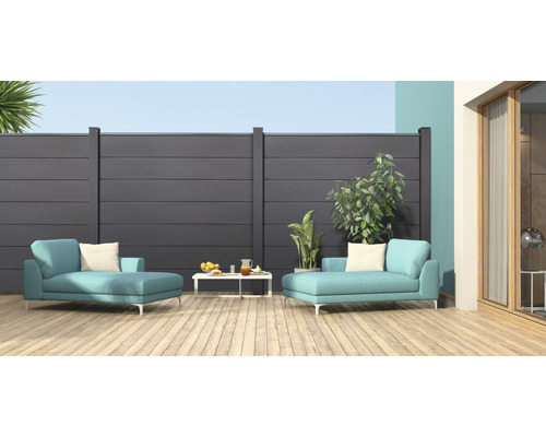 Terasa s šedým WPC plotem, dvěma lehátky a odkládacím stolkem