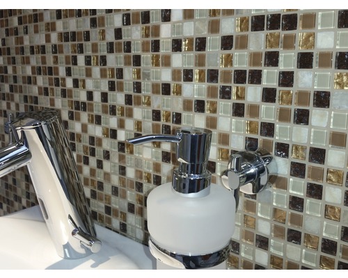 Koupelna s mozaikovými obklady, vodovodní baterií a dávkovačem mýdla