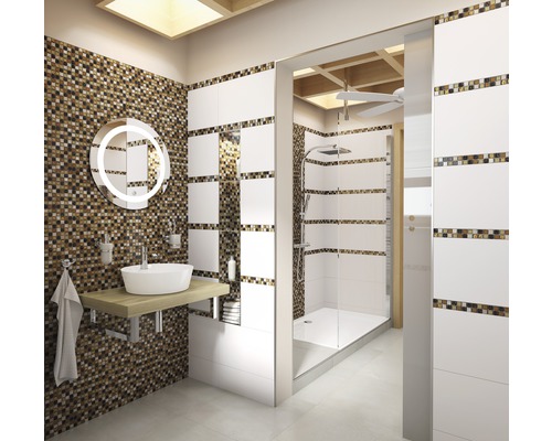 Světlá koupelna se sprchou, umyvadlem a mozaikovými obklady