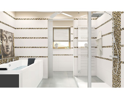 Světlá koupelna s vanou, sprchou a bílými obkladačkami s ozdobným pruhem