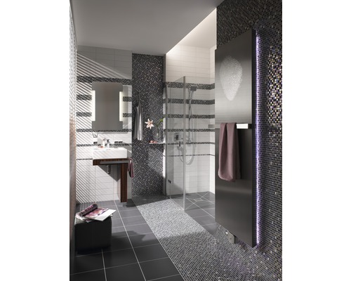 Světlá koupelna se sprchou, umyvadlem, zrcadlem a mozaikovými obklady