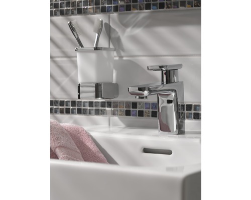 Umyvadlo s baterií a držákem na zubní kartáčky v koupelně