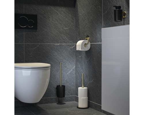 Moderní koupelna s toaletou, WC štětkou a držákem toaletního papíru