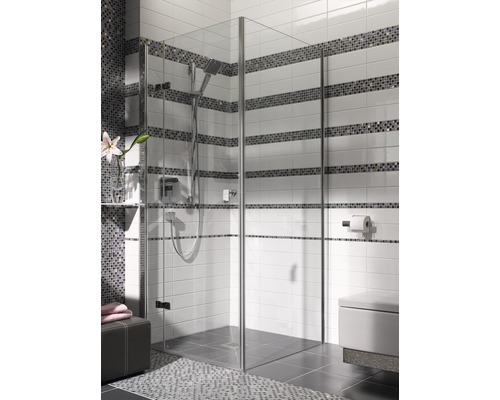 Koupelna se skleněným sprchovým koutem, toaletou a dlaždicemi