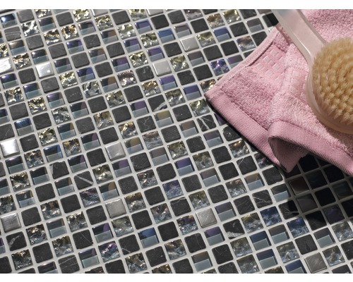 Mozaikové dlaždice ze skla a přírodního kamene s ručníkem a kartáčem