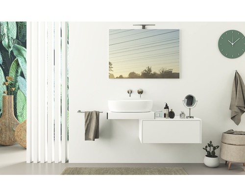 Světlá koupelna s moderním umyvadlem, zrcadlem, hodinami a dekorativními prvky