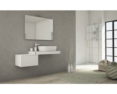 Moderní koupelna s umyvadlem, zrcadlem, spodní skříňkou a sprchou.