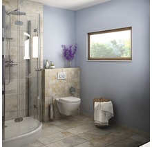 Koupelna se sprchou, toaletou a oknem pro světlou atmosféru