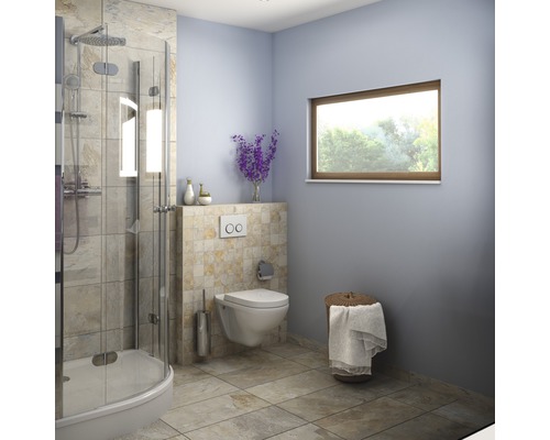 Koupelna se sprchou, toaletou a oknem pro světlou atmosféru