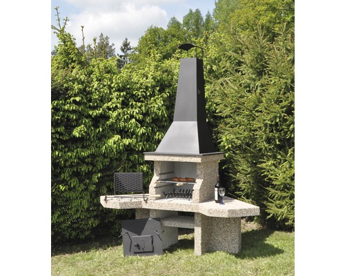 Zděný zahradní gril s digestoří na zahradě