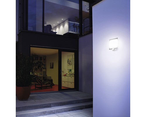 Osvětlená venkovní stěna s detektorem pohybu na stěně domu