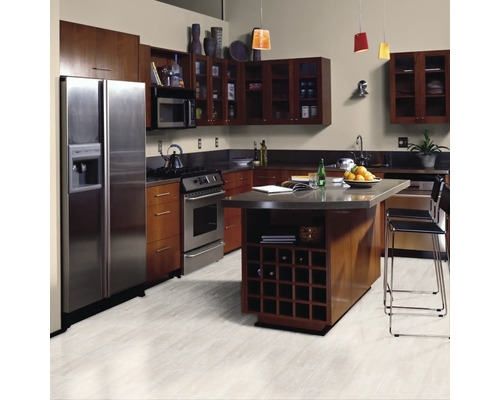 Kuchyňská scéna s kuchyňským ostrovem, spotřebiče z nerezové oceli a dřevěné skříně