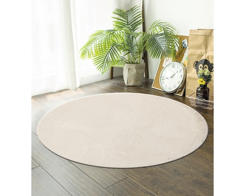 Kulatý koberec v obývacím pokoji