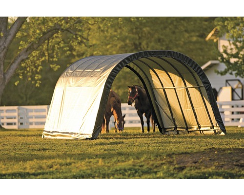 Přístřešek pro koně z plachty na louce