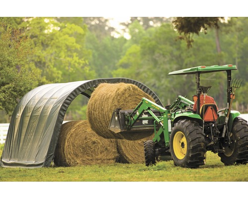 Zemědělská scéna s traktorem, balíky sena a přístřeškem pro balíky sena