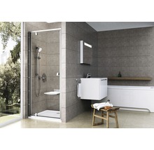 Koupelna se sprchou, umyvadlem a vanou v moderním designu