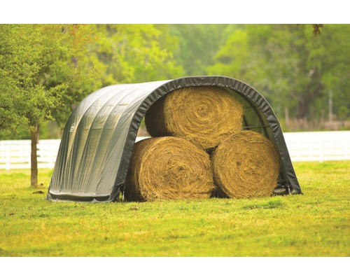 Sklad sena s několika balíky sena venku