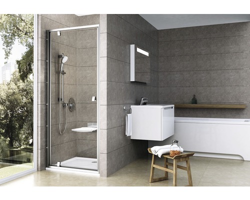 Koupelna se sprchou, umyvadlem, zrcadlem a vanou ve světlých barvách