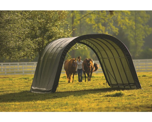Přenosný přístřešek pro koně s koňmi a osobou venku