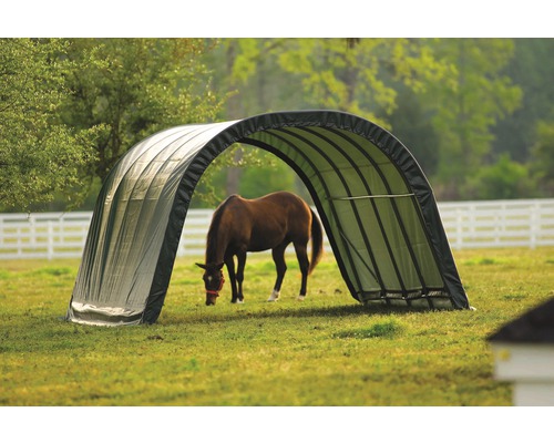 Přístřešek pro koně s hnědým koněm na louce