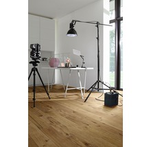 Fotostudio se stativem, osvětlením a dřevěnou podlahou