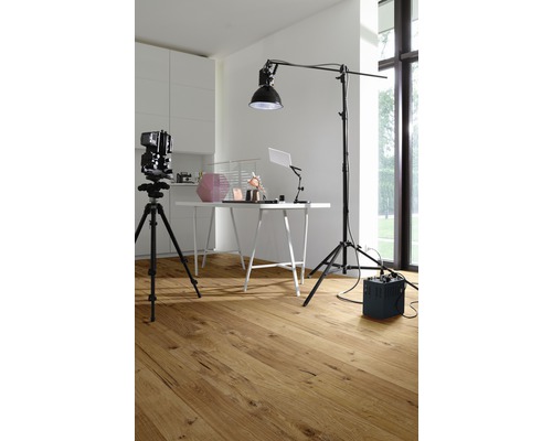 Fotostudio se stativem, osvětlením a dřevěnou podlahou