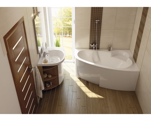 Koupelna s vanou, umyvadlem a dřevěnými dveřmi.