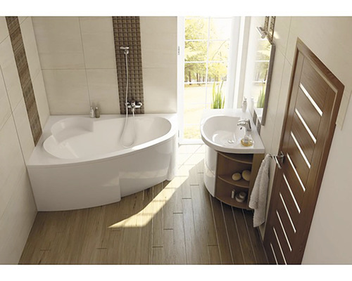 Světlá koupelna s vanou, umyvadlem a oknem