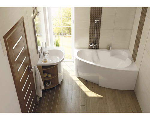 Koupelna s vanou, umyvadlem a dřevěnými dveřmi