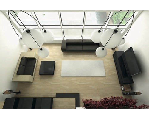 Pohled shora na obývací pokoj s pohovkou, stolem, stropními svítidly a pokojovou rostlinou.