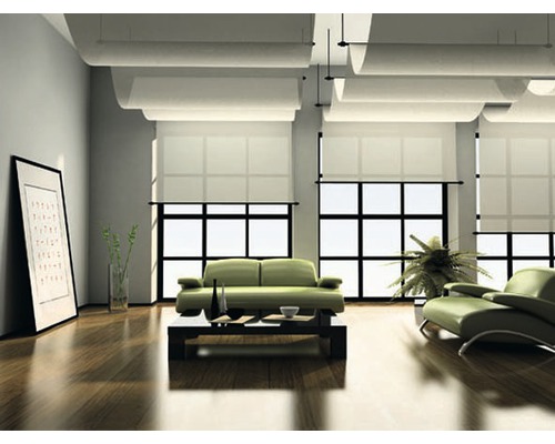 Světlý obývací pokoj s pohovkou, křeslem, stolem a okenními roletami.