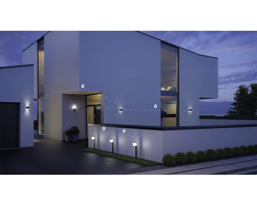 Exteriér moderního domu s venkovním osvětlením s podporou Bluetooth