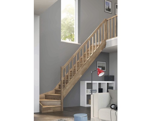 Dřevěné schodiště v moderním obývacím pokoji s oknem a policemi