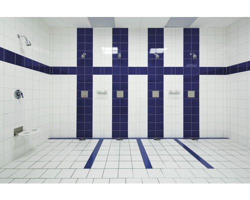 Komerční sprchový kout s více sprchovými kouty a dlaždicemi