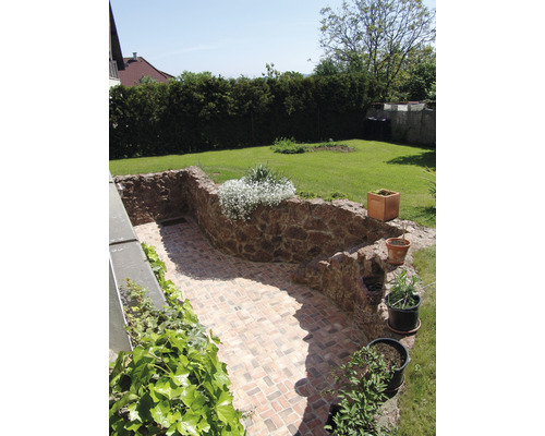 Zahrada s kamennou zdí a dlážděným dvorem