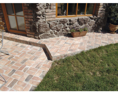 Terasa s cihlovou dlažbou a přilehlým trávníkem