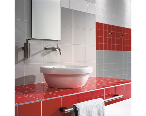 Koupelna s umyvadlem, zrcadlem, dávkovačem mýdla a držákem na ručníky