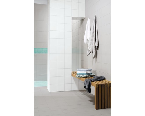 Obkládaný sprchový kout s dřevěnými lavicemi a ručníky