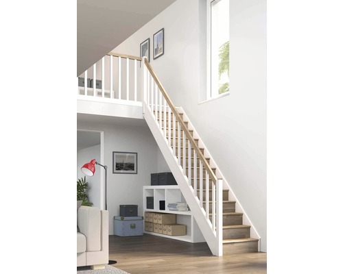 Světlý obývací pokoj s dřevěným schodištěm, bílým zábradlím a vestavěnou policí